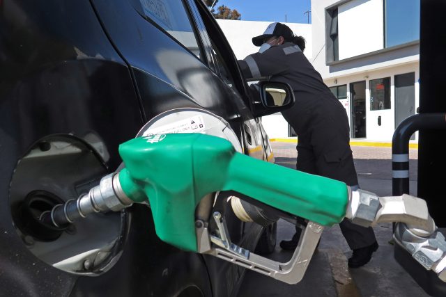 México suspende una semana subsidio a gasolinas en la frontera con EU