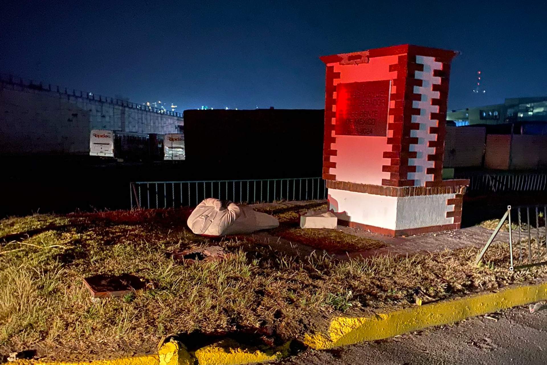 Tiran estatua de «Andres» Manuel López Obrador en Atlacomulco