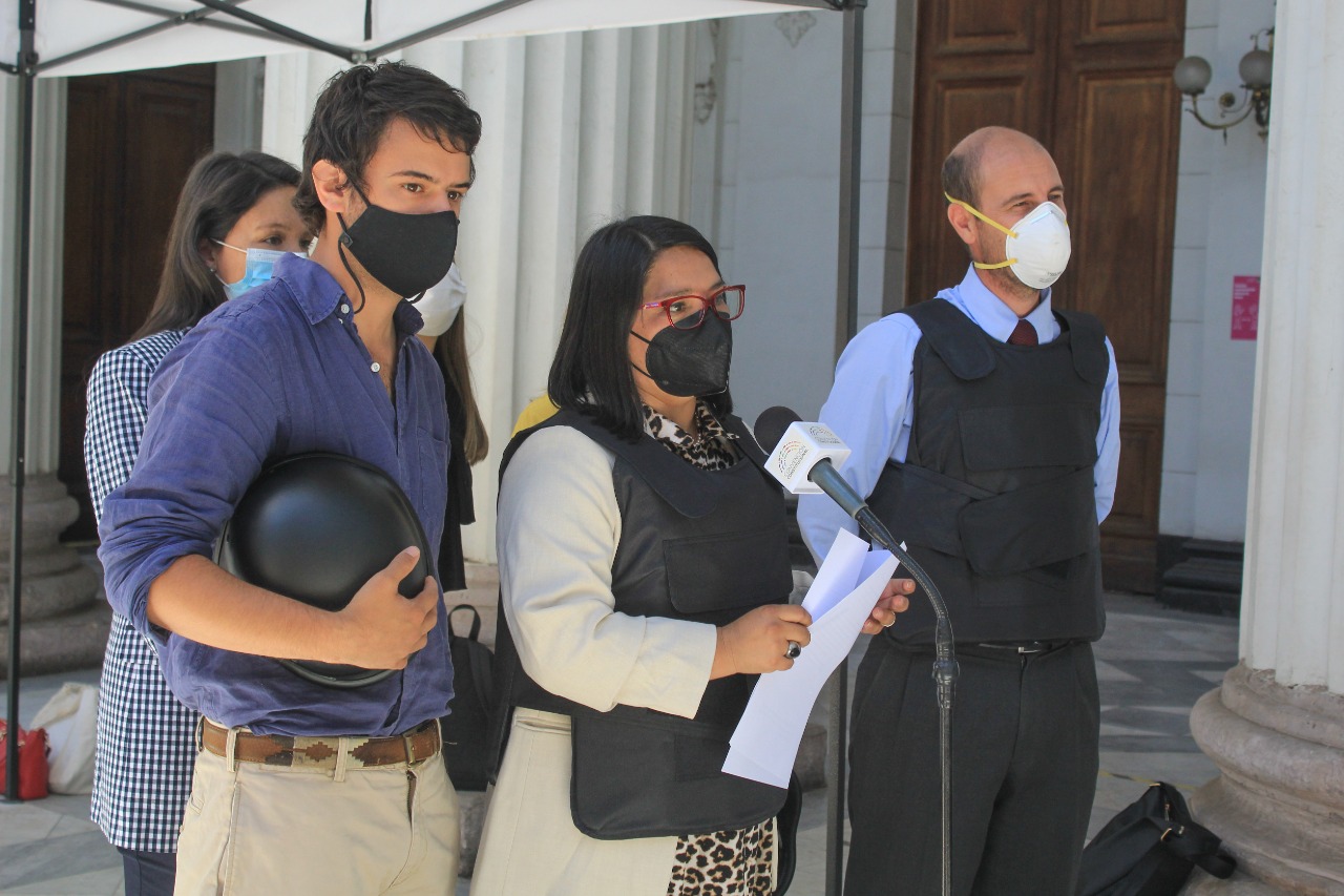 Con chalecos antibalas y cascos Convencionales de Chile Vamos presentan propuesta que prohíbe a “grupos violentos”