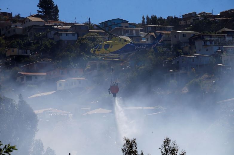 Decretan alerta roja para Valparaíso por incendio en Cerro Jiménez