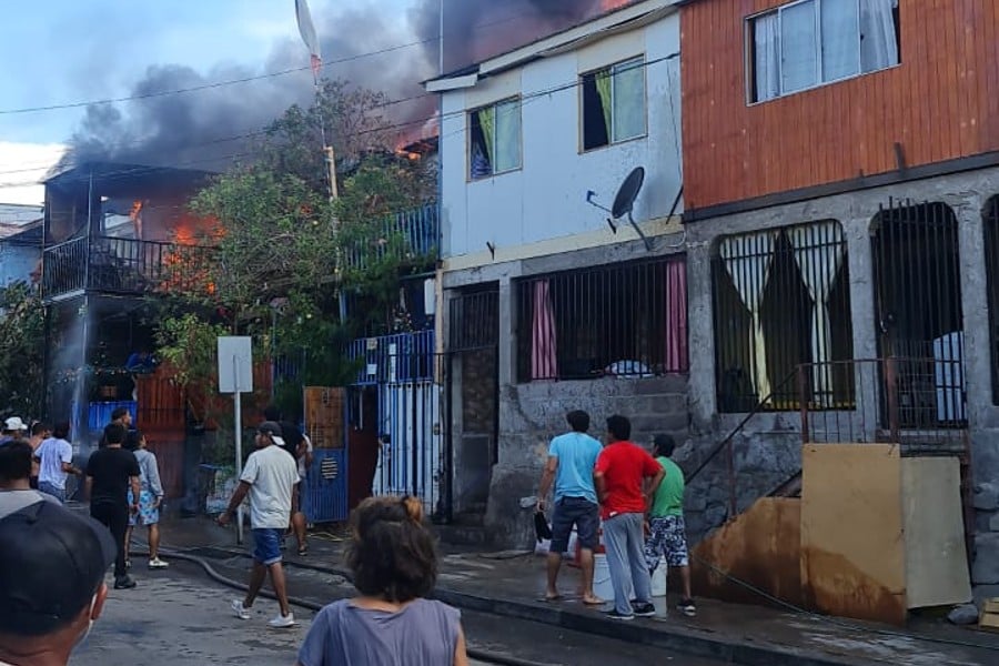 Nuevo incendio en Iquique: Se originó  a dos cuadras de siniestro en campamento Laguna Verde
