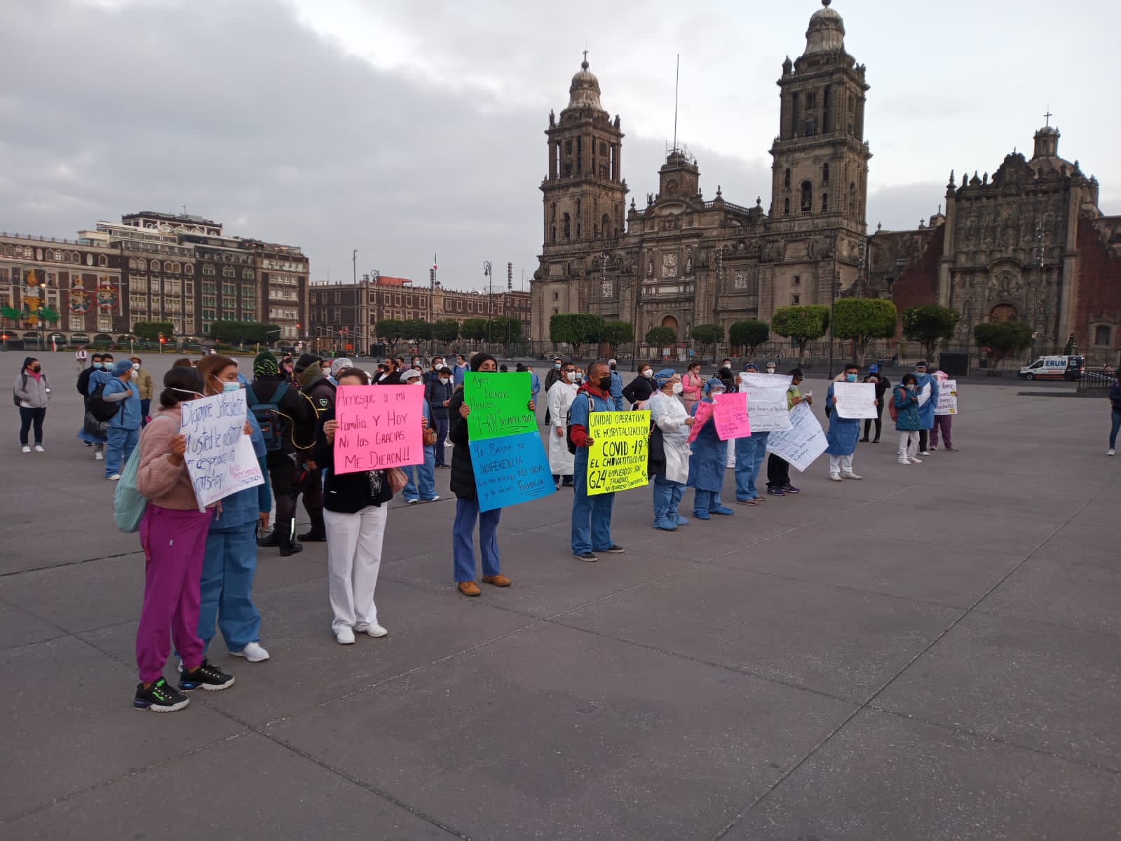 Despedidos del Insabi protestan en Palacio Nacional