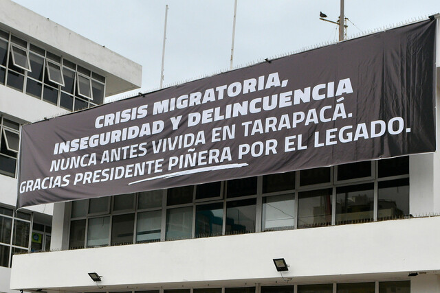 Contraloría solicitó informe a la Gobernación de Tarapacá tras colgar lienzo que critica gestión de Piñera en crisis migratoria