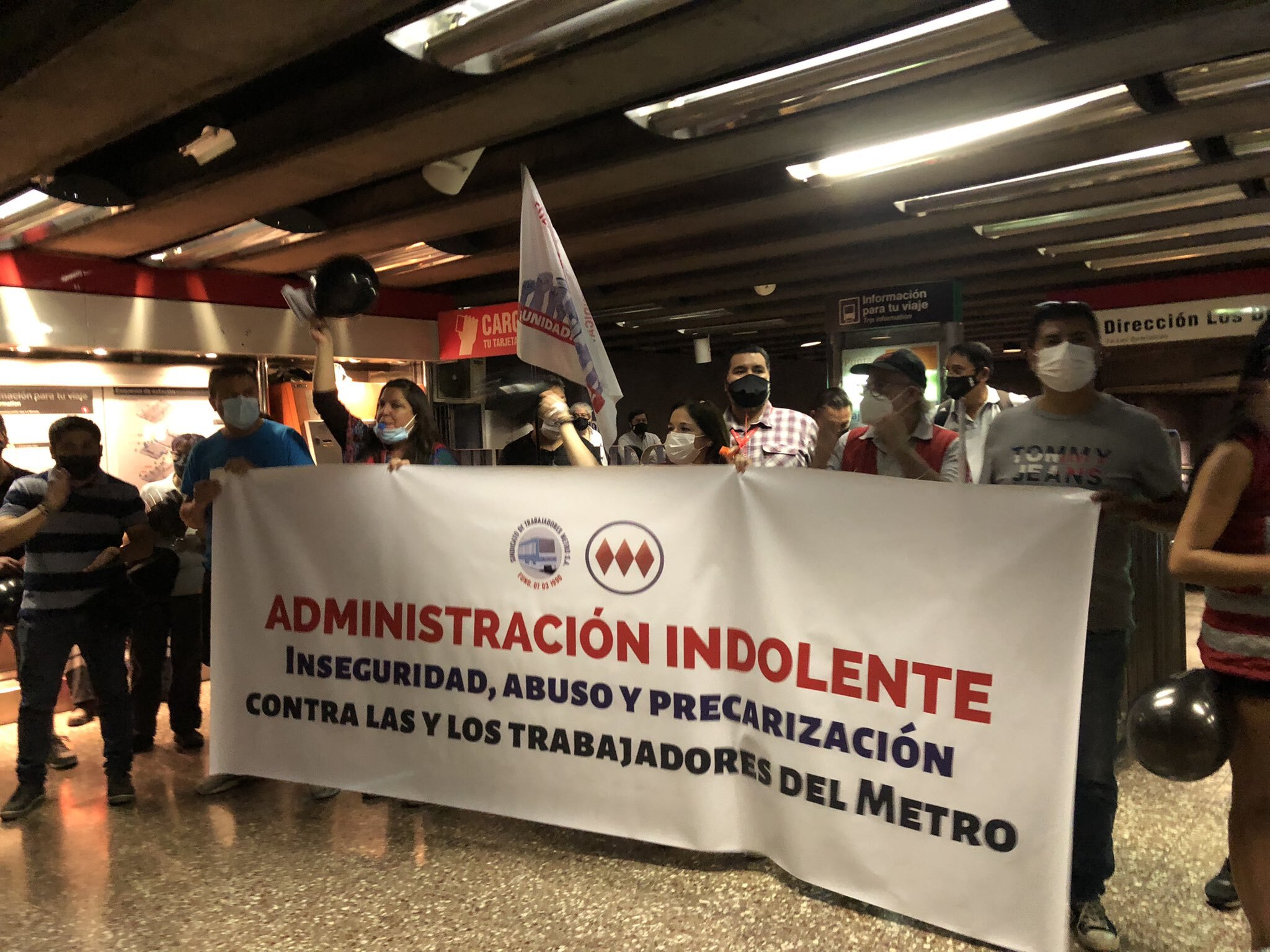Trabajadores del Metro protestaron acusando colapso operacional por despidos masivos