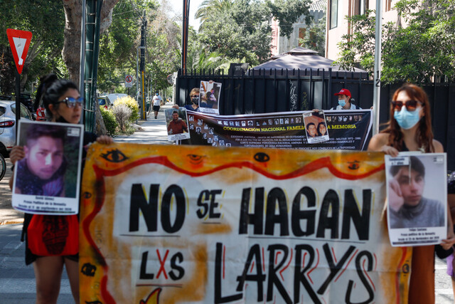 Familiares y amigos de presos políticos de la revuelta protestan frente a la “Moneda Chica” en rechazo a demora en tramitación de Ley de Indulto General