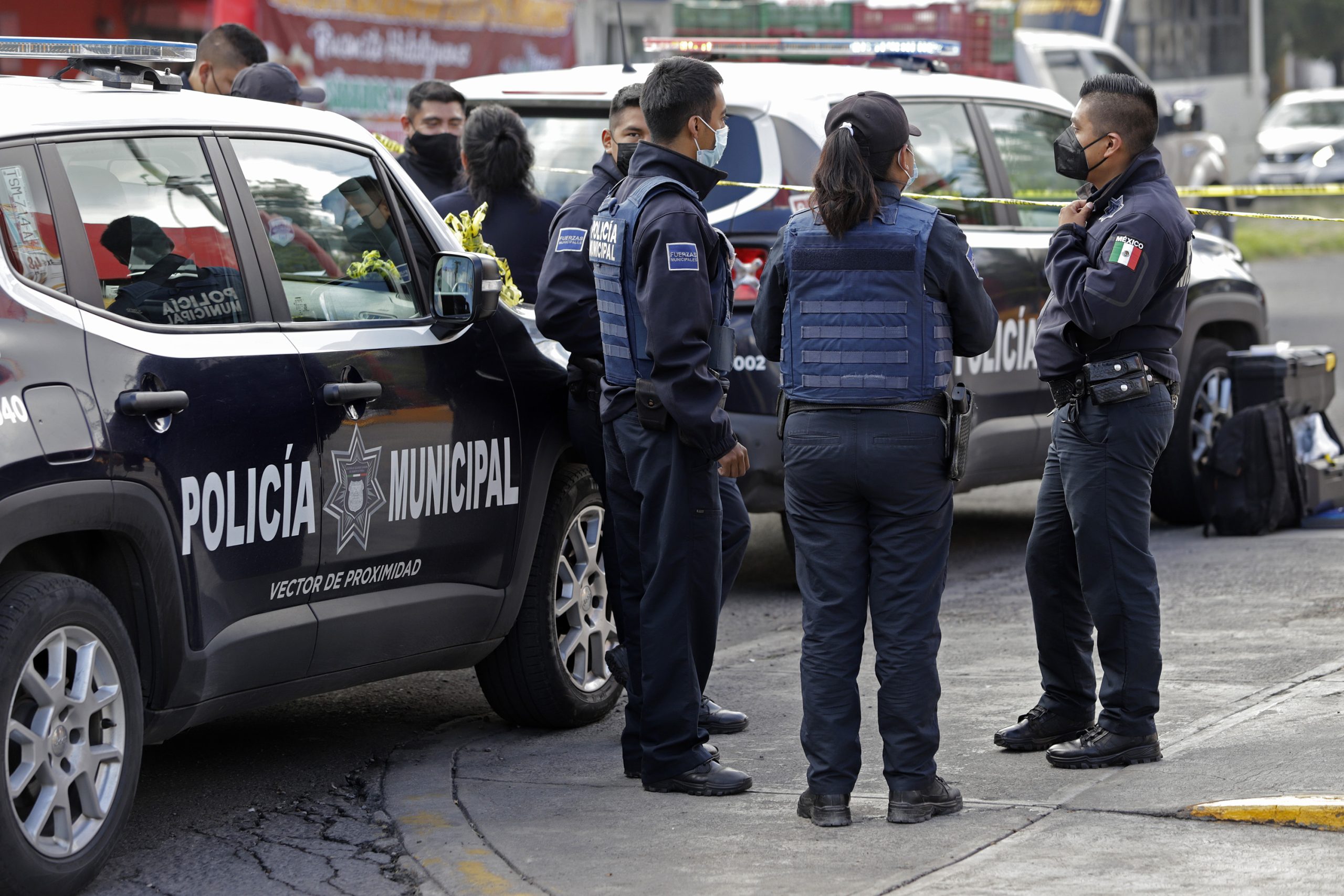Detienen a 2 policías municipales por presunto robo de gasolina en la capital poblana