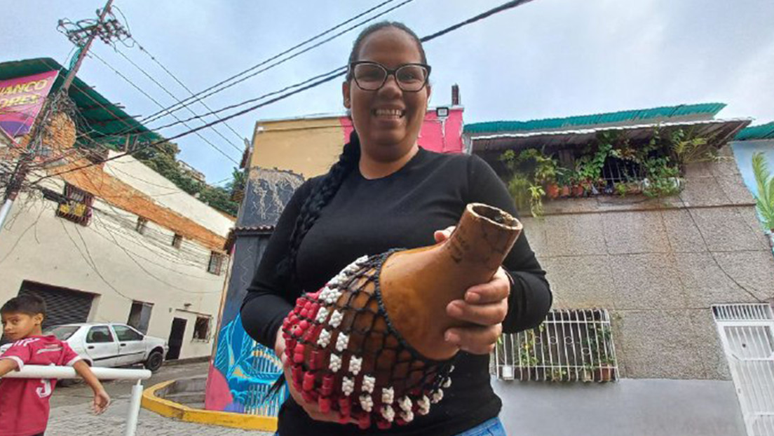 Shekere, the particular musical instrument made of pumpkin that makes a neighborhood of Caracas dance