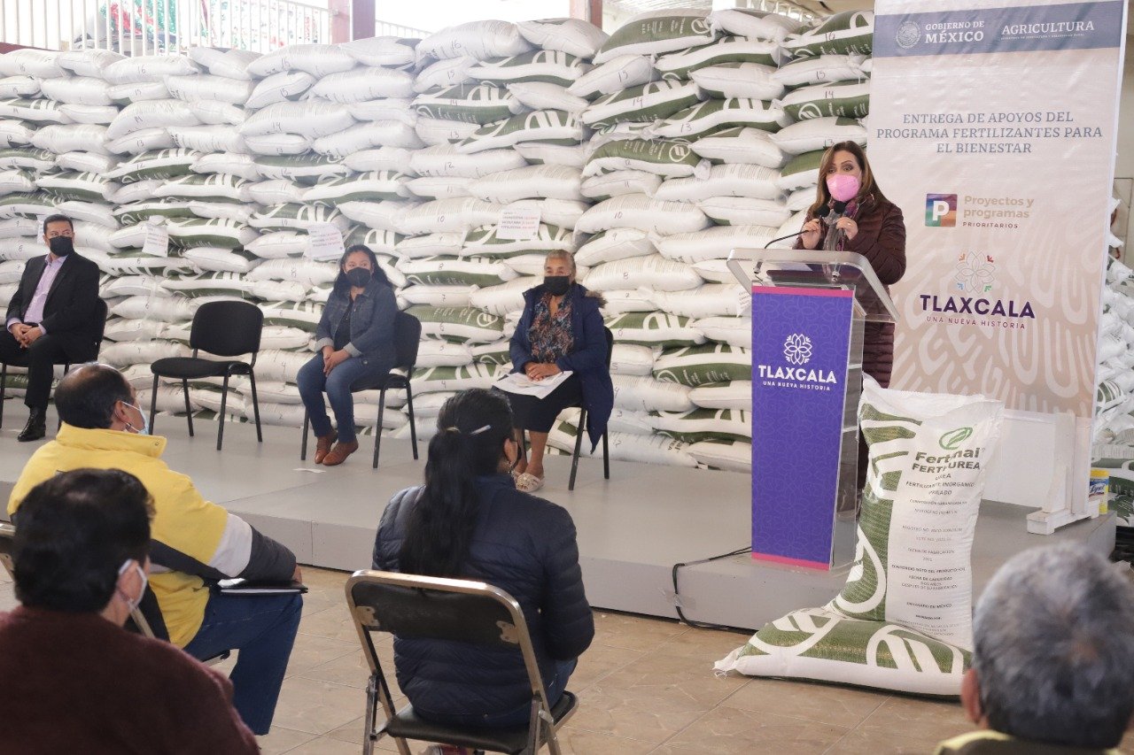 Lorena Cuéllar entrega fertilizantes para más de 3 mil productores en Tlaxcala