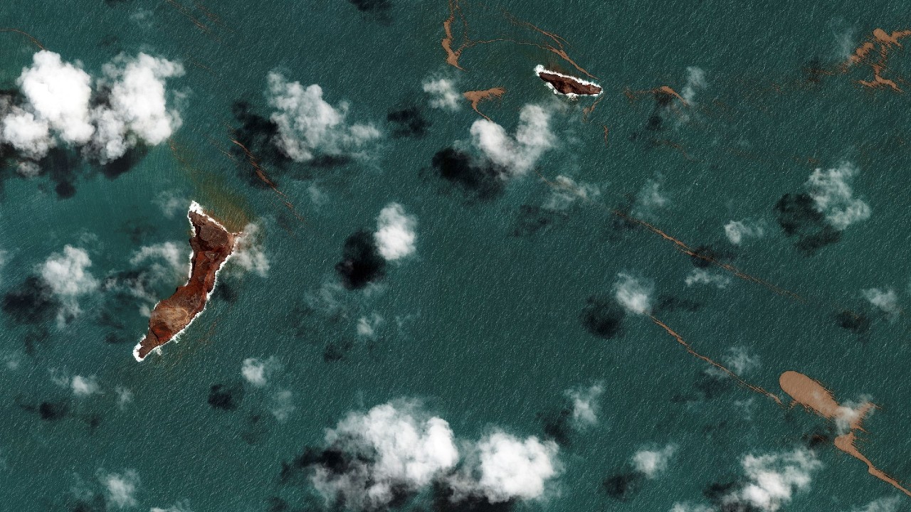 Imágenes satelitales muestran como el océano se traga a la isla del volcán de Tonga
