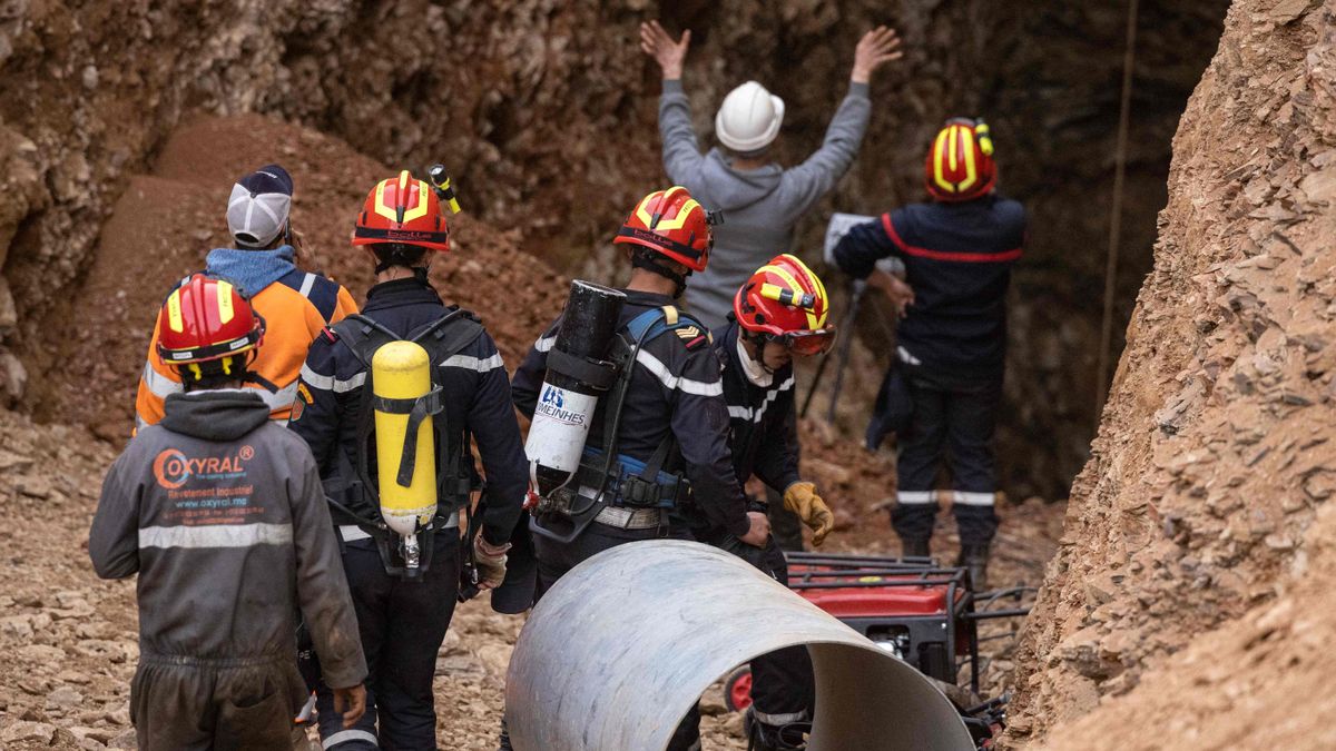 Socorristas marroquíes buscan rescatar a niño  que cayó al fondo de pozo seco de 32 metros