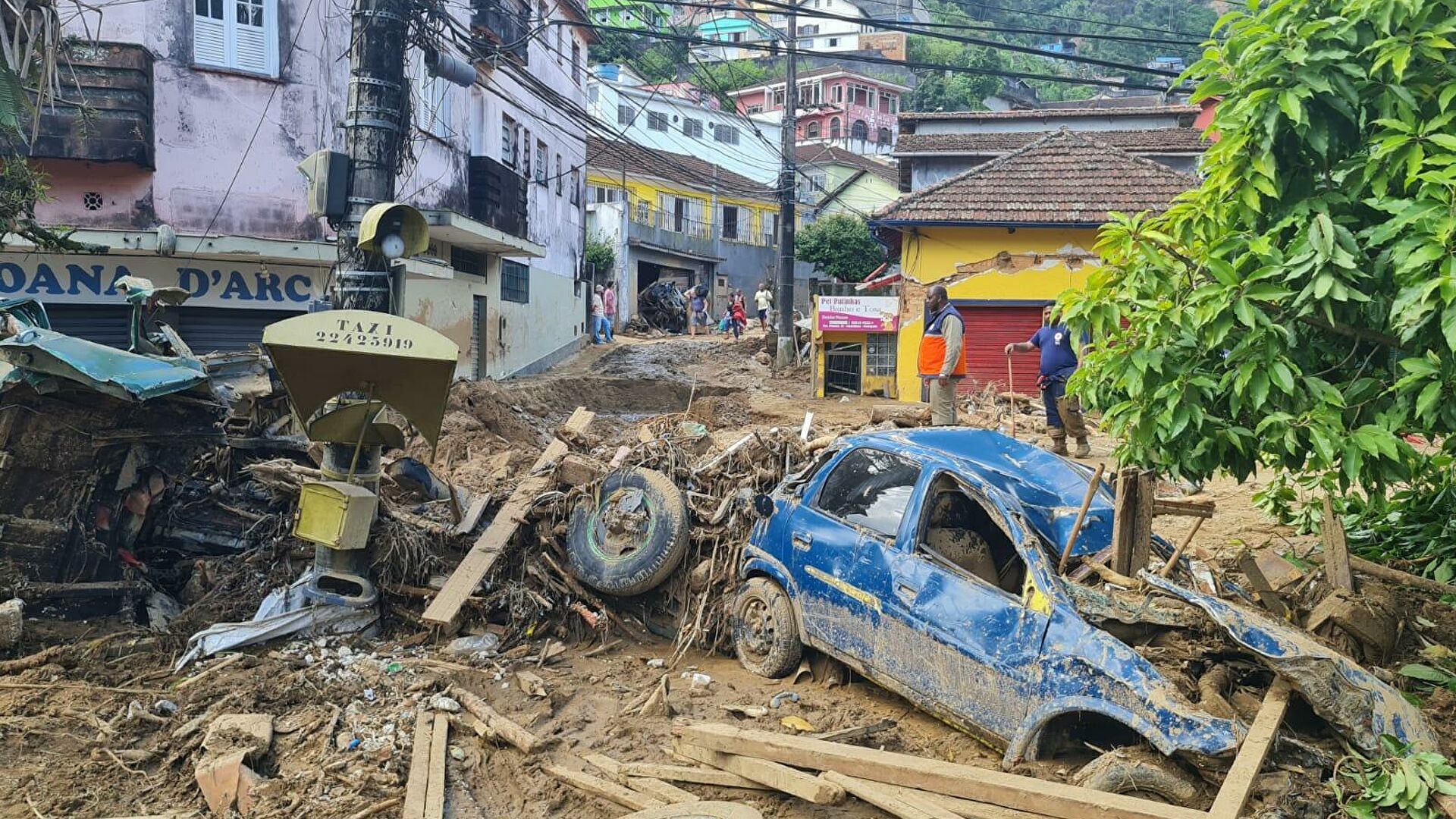 A 117 muertos ascienden muertes en Petrópolis por lluvias e inundaciones en Brasil