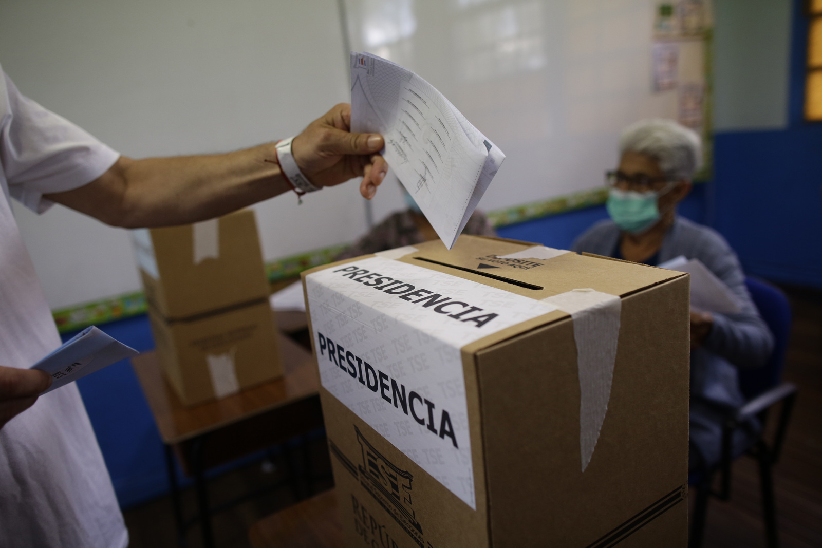 En Costa Rica se vislumbra segunda vuelta tras resultados electorales de este domingo