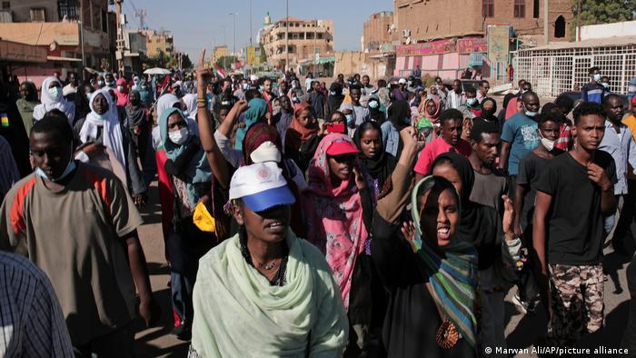Sudaneses regresan a las calles para protestar contra golpe de Estado