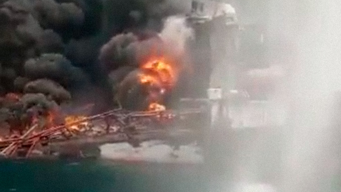 (Video) Posible daño ecológico: Un buque petrolero explota frente a las costas de Nigeria