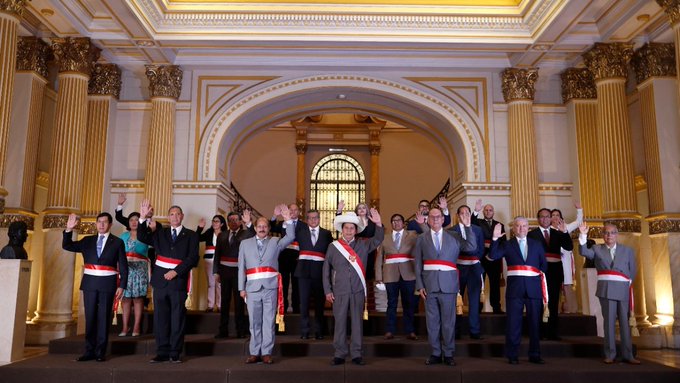 Pedro Castillo juramentó a su nuevo Gabinete liderado por Héctor Valer