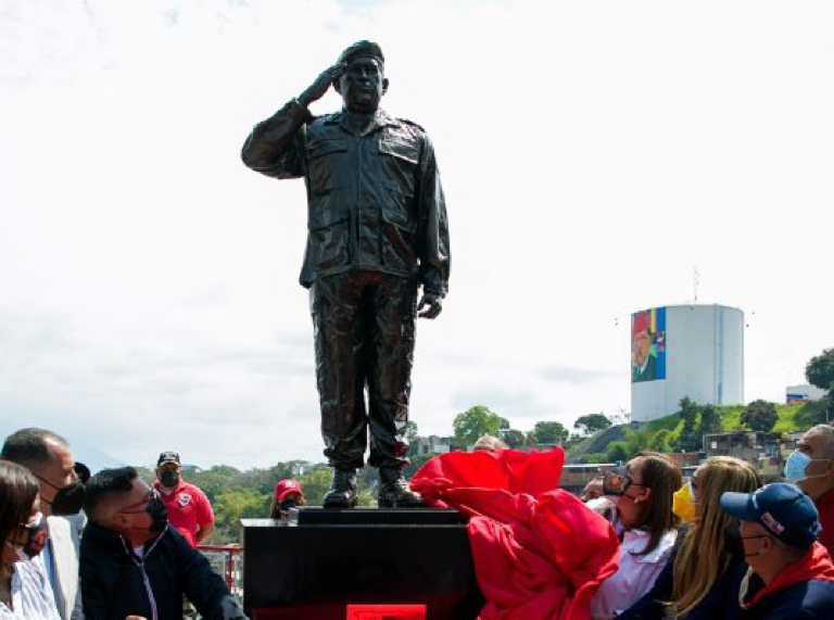 Develan estatua del comandante Hugo Chávez en la Plaza 4-F de Caracas