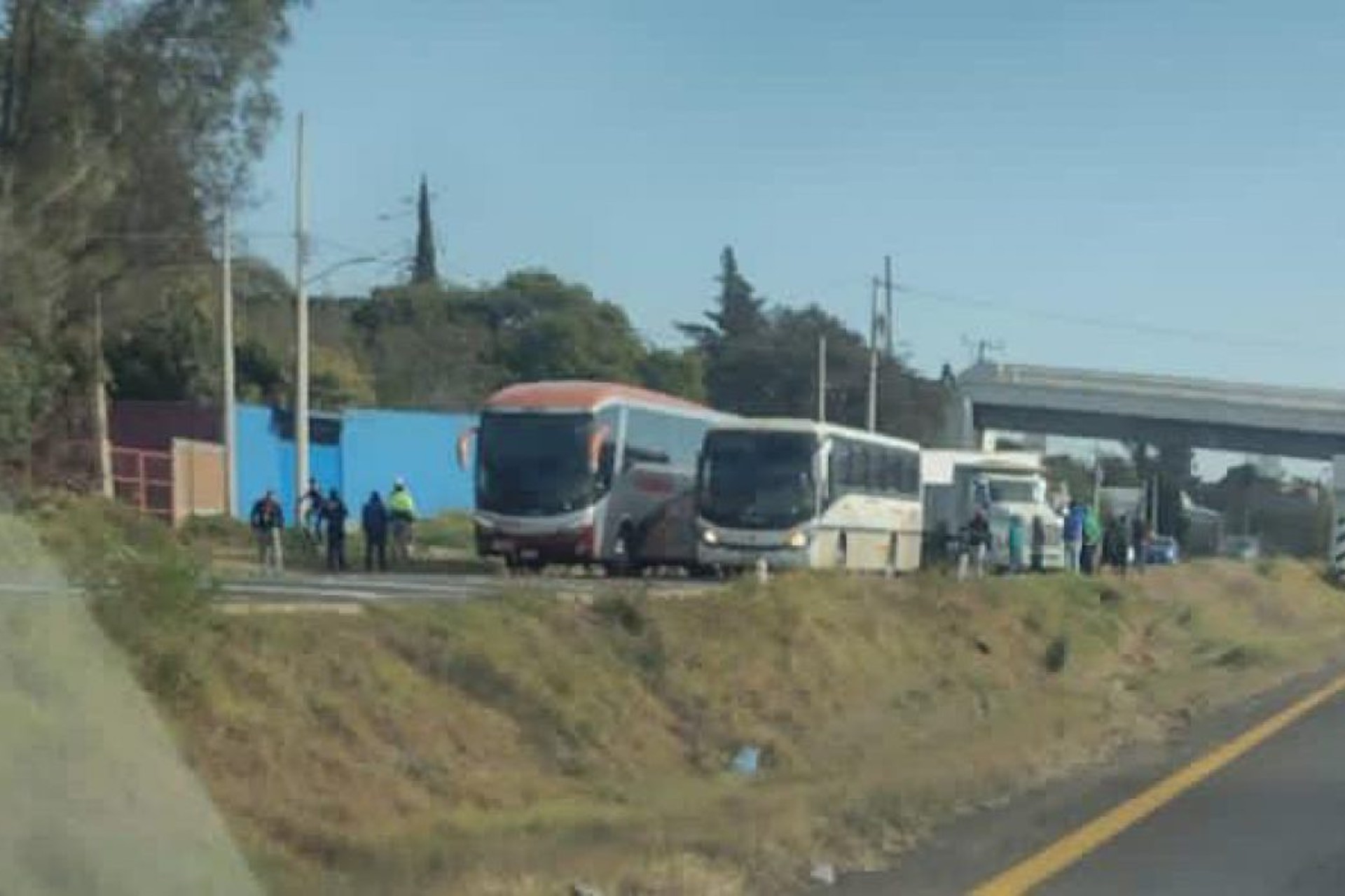 Toman normalistas autobuses en Michoacán