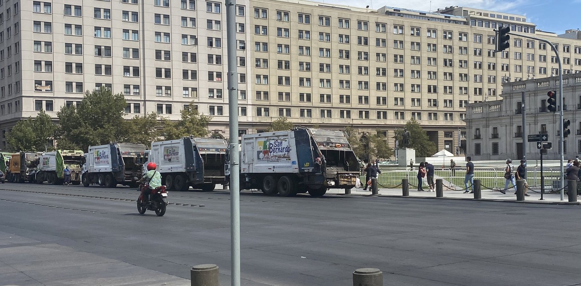 Trabajadores recolectores de basura y aseo urbano protestan frente a La Moneda por incumplimiento de acuerdos con el Gobierno