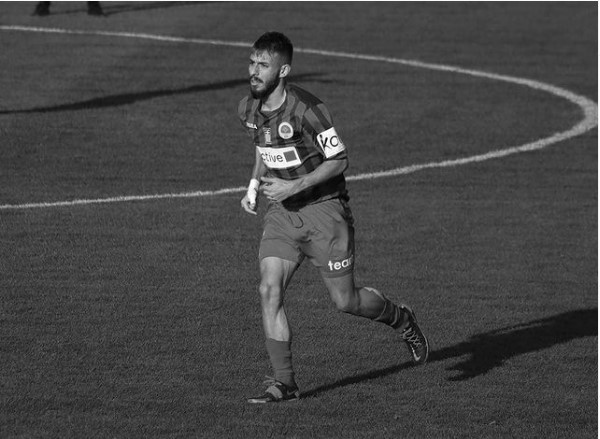 Fallece futbolista griego de 21 años tras sufrir un infarto en pleno partido