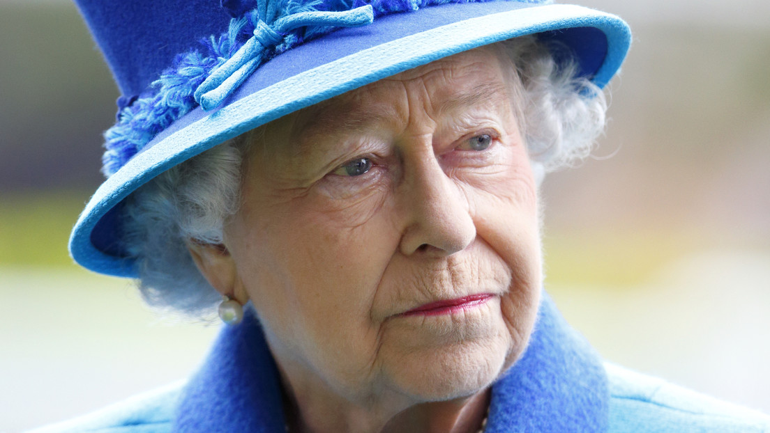 (Video) La reina Isabel II admite que tiene problemas de salud: «No puedo moverme»