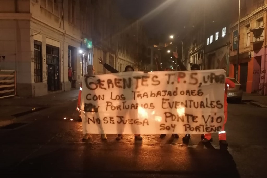 Trabajadores portuarios protestan y levantan barricadas en Valparaíso