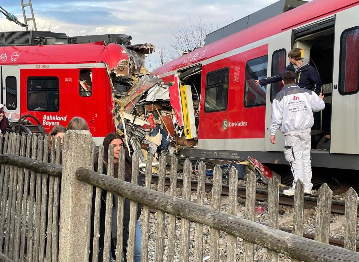Al menos un muerto y 14 heridos por choque de dos trenes de pasajeros en Alemania