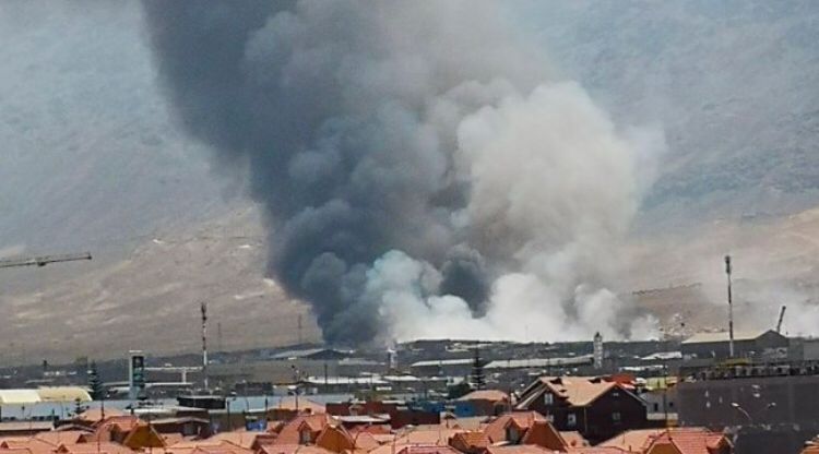 Vecinos afectados por humo tóxico producto de incendio en ex vertedero de Antofagasta