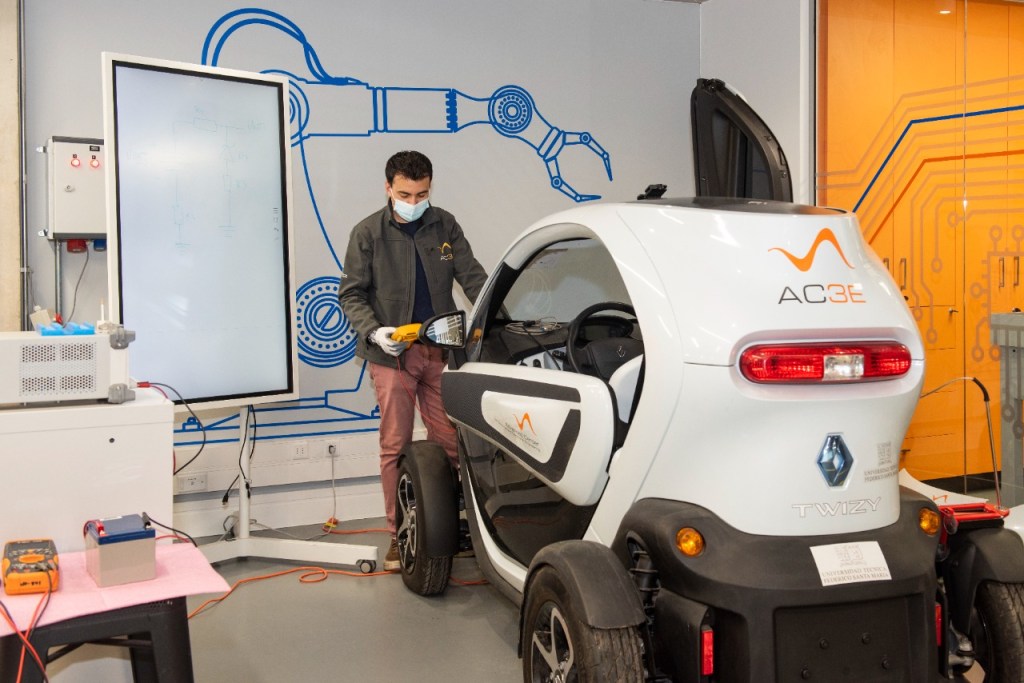 Estudiantes de la USM logran desarrollar primer automóvil eléctrico comercial autónomo