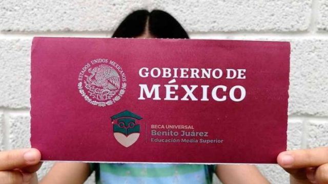 Niña con sobre de dinero