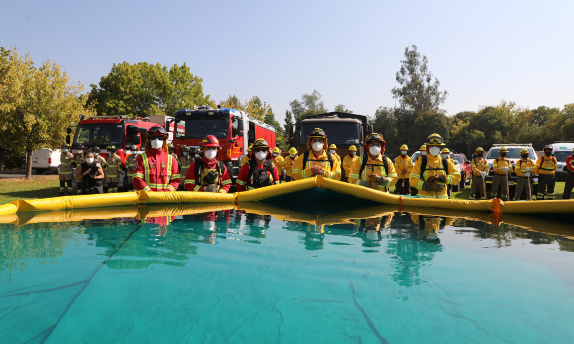 EE.UU. entrega a Chile doce estanques autosoportantes para ayudar a combatir los incendios forestales