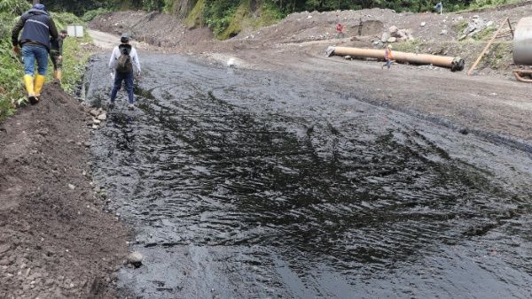 Indígenas de Ecuador protestan por derrame de crudo en la Amazonía