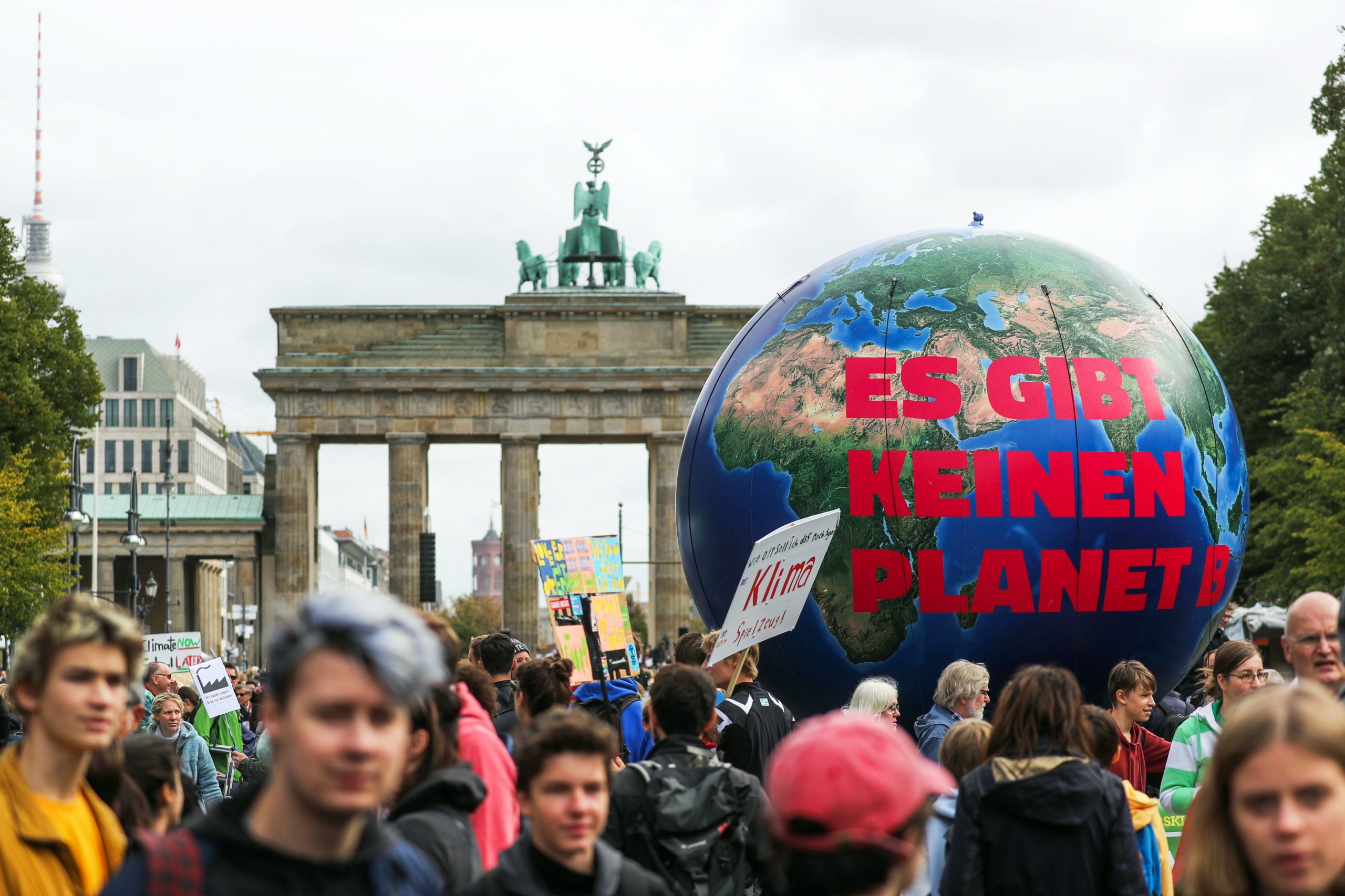 Contra el desperdicio de alimentos: Activistas climáticos intentan bloquear las vías hacia los principales aeropuertos de Alemania