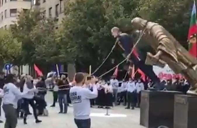 En el País Vasco derriban estatuas de Colón y rey de España en protesta por todos los crímenes cometidos a los Pueblos Originarios