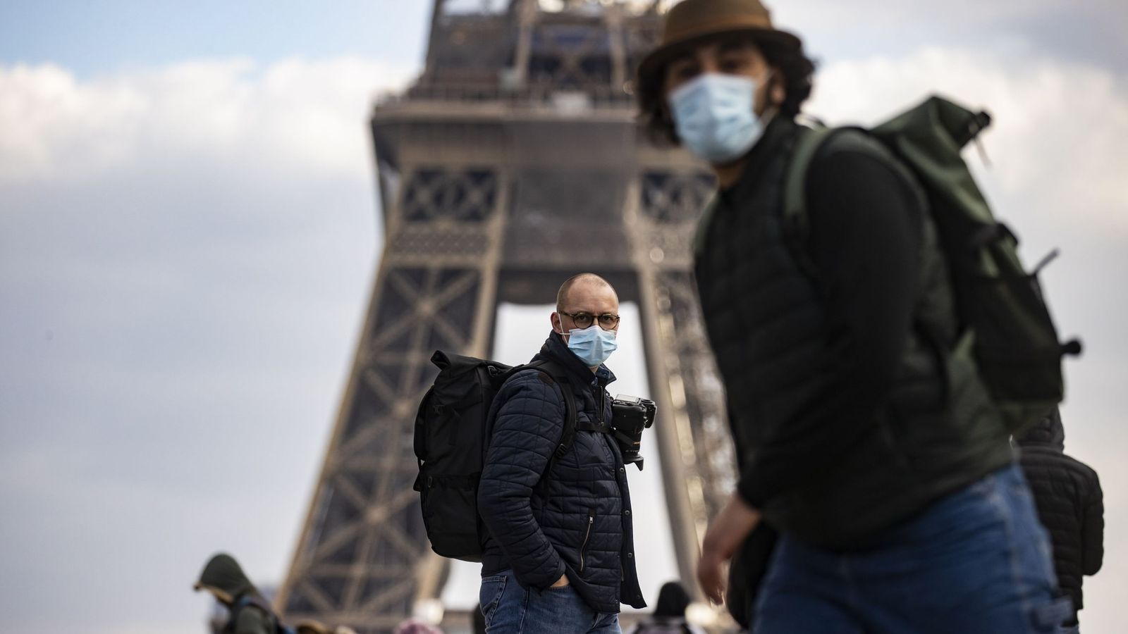 Francia flexibiliza uso de la mascarilla solo a personas que estén vacunadas