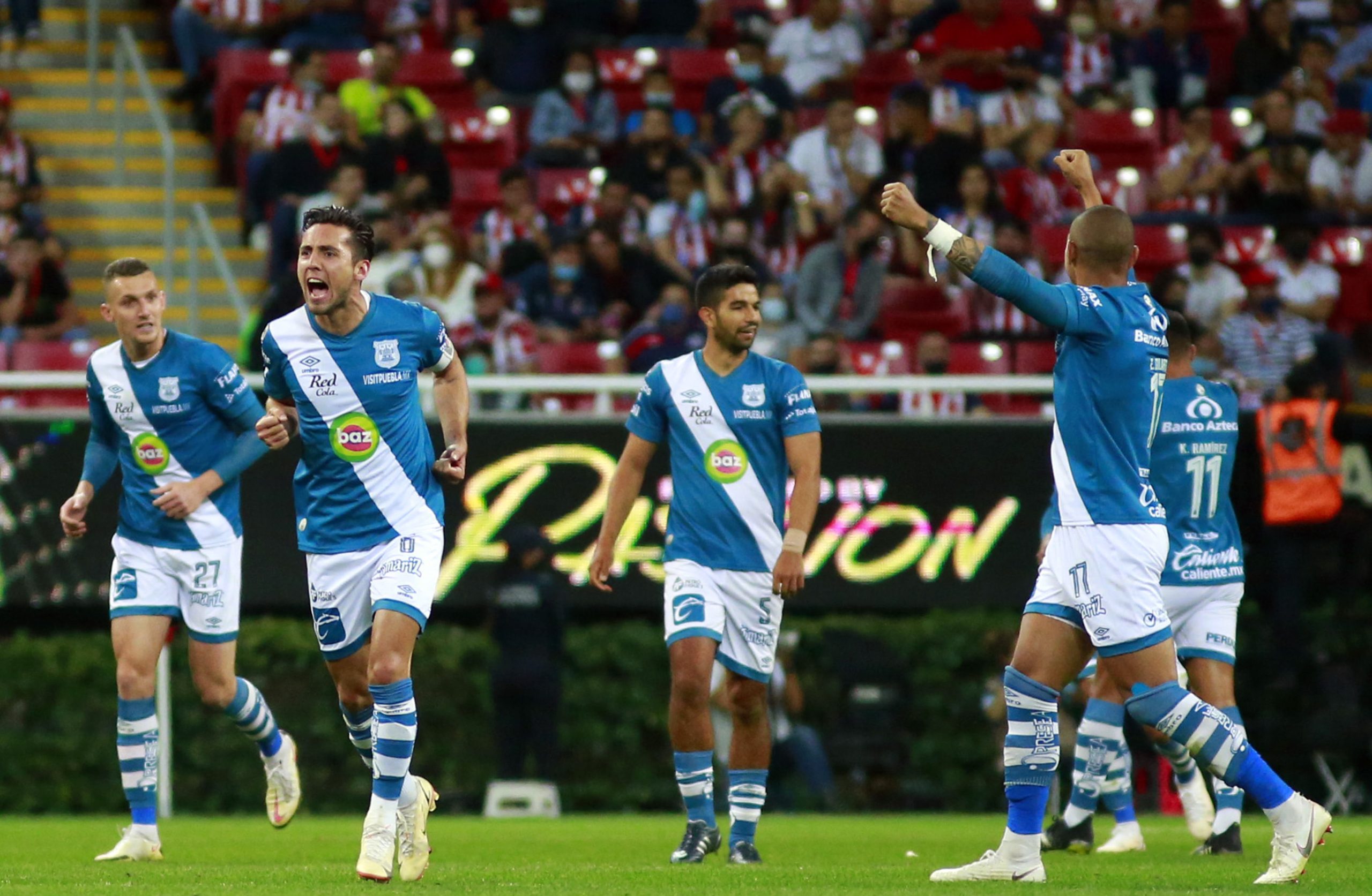 ¡Imparables! Club Puebla remonta un 0 a 2 ante Chivas; seguirán líderes.