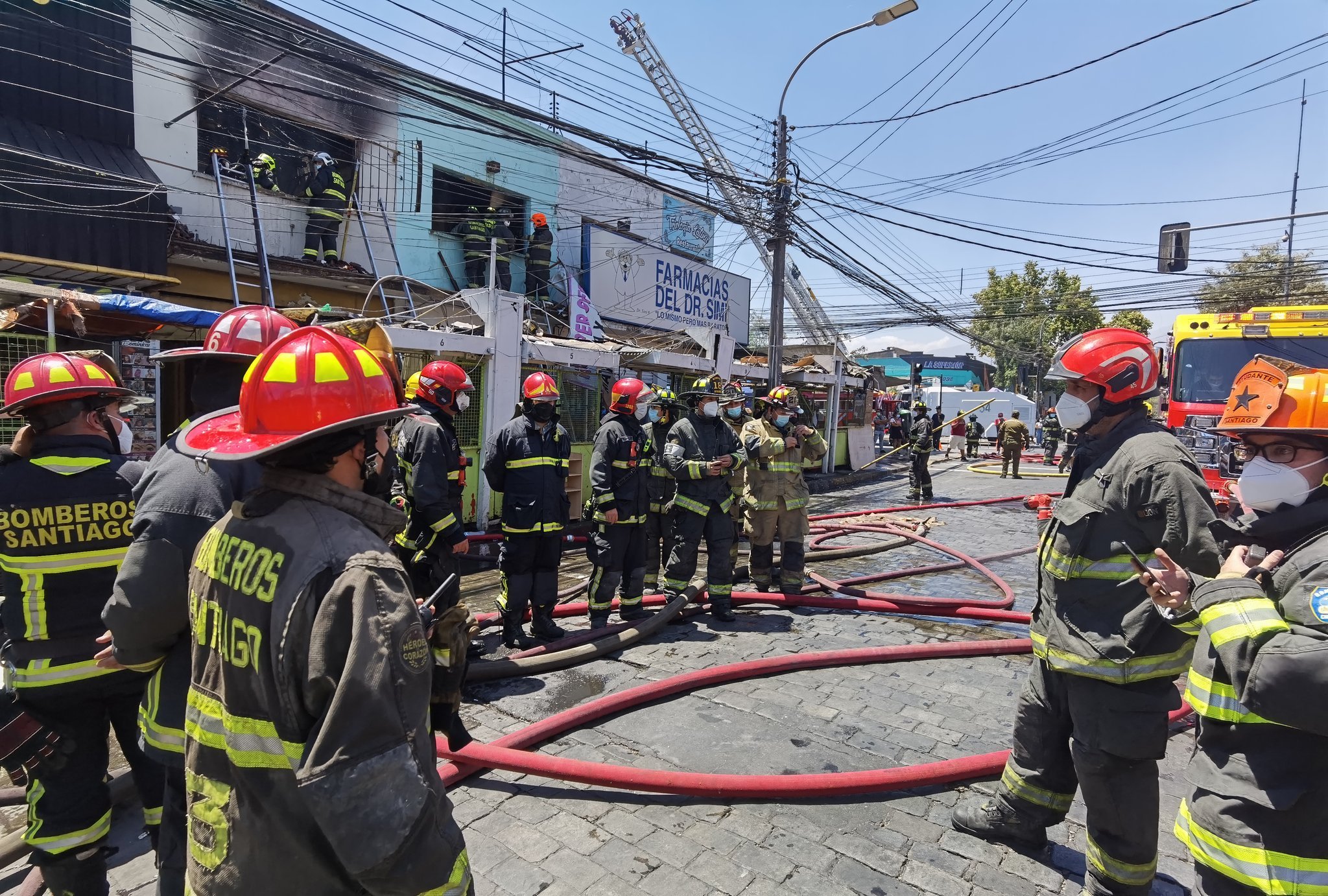 Incendio consume locales comerciales en el Barrio Franklin de Santiago: Bomberos trabaja en el lugar  