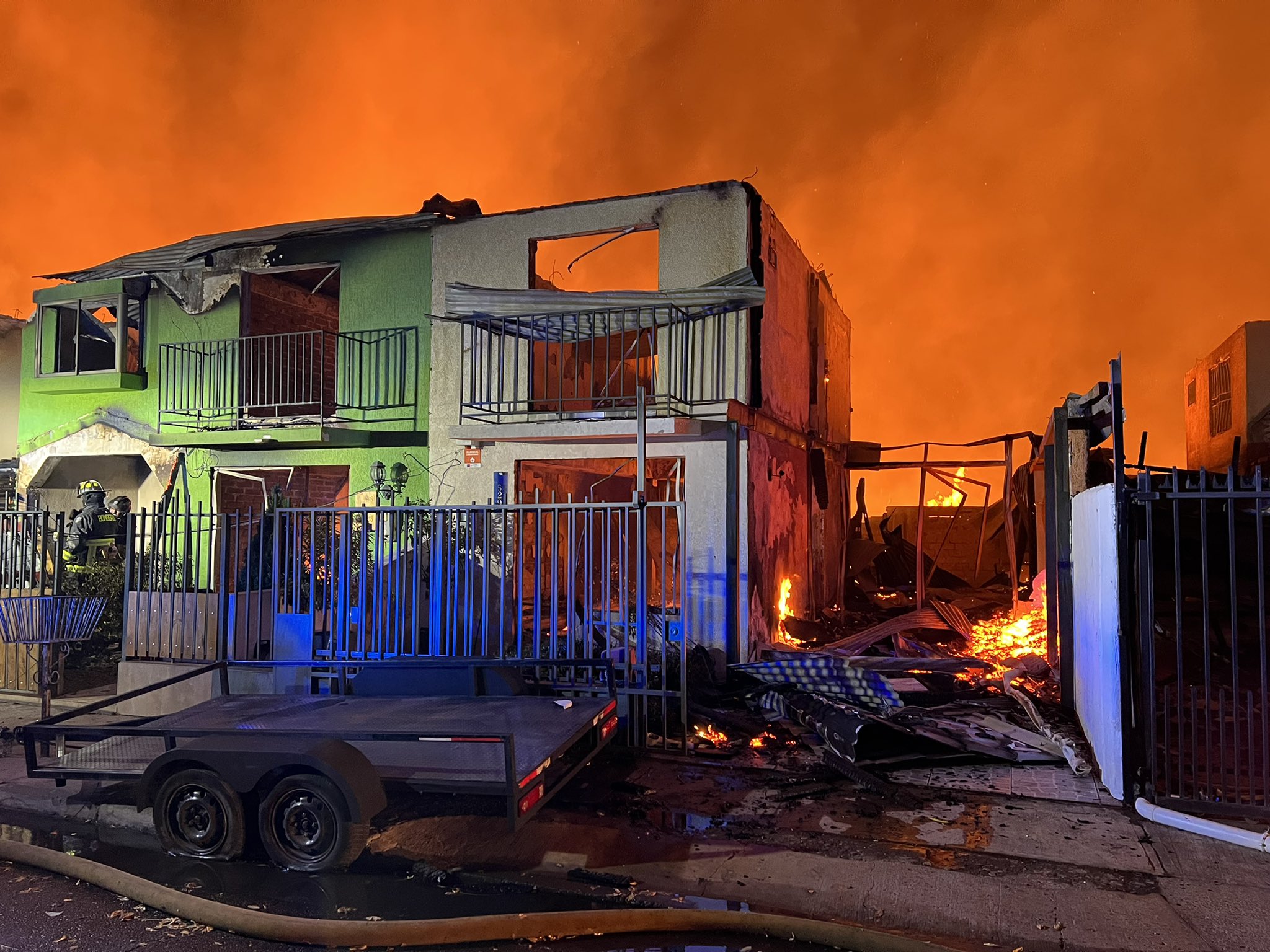 Incendio destruye una veintena de casas en San Fernando: Dejó 98 damnificados y arrasó con 4 locales, una barraca y una bodega