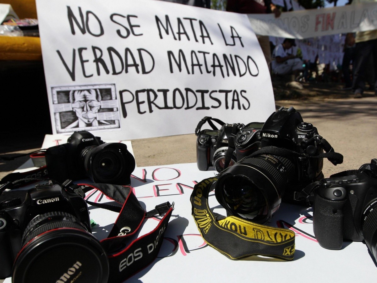 Garantiza AMLO protección a periodistas y atención a crímenes contra el gremio