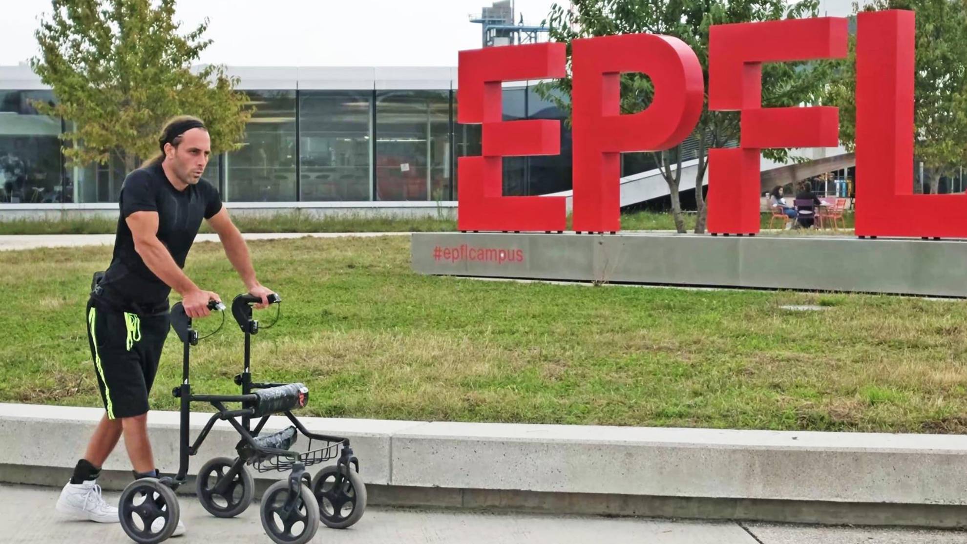 Parapléjicos vuelven a caminar tras recibir un implante electrónico