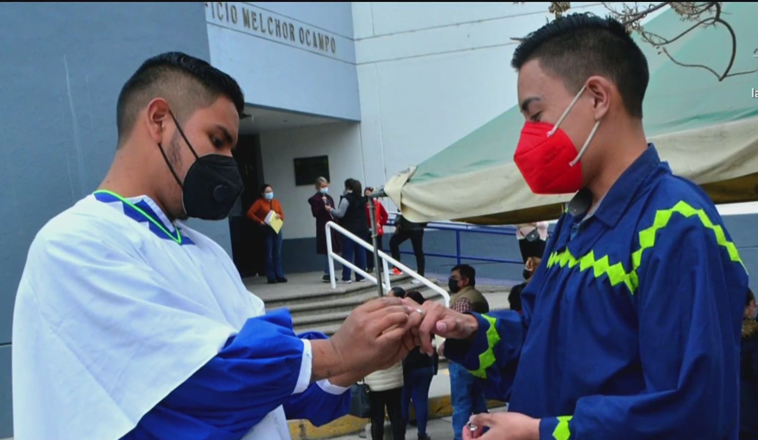 Carlos y Rogelio, la primera pareja gay rarámuri que logra casarse en Chihuahua