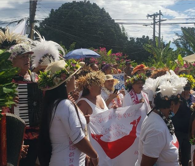 Familias de Rapa Nui protestan en reclamo por incumplimiento en instalación de centro de hemodiálisis: Urge que los pacientes puedan tratarse en la isla