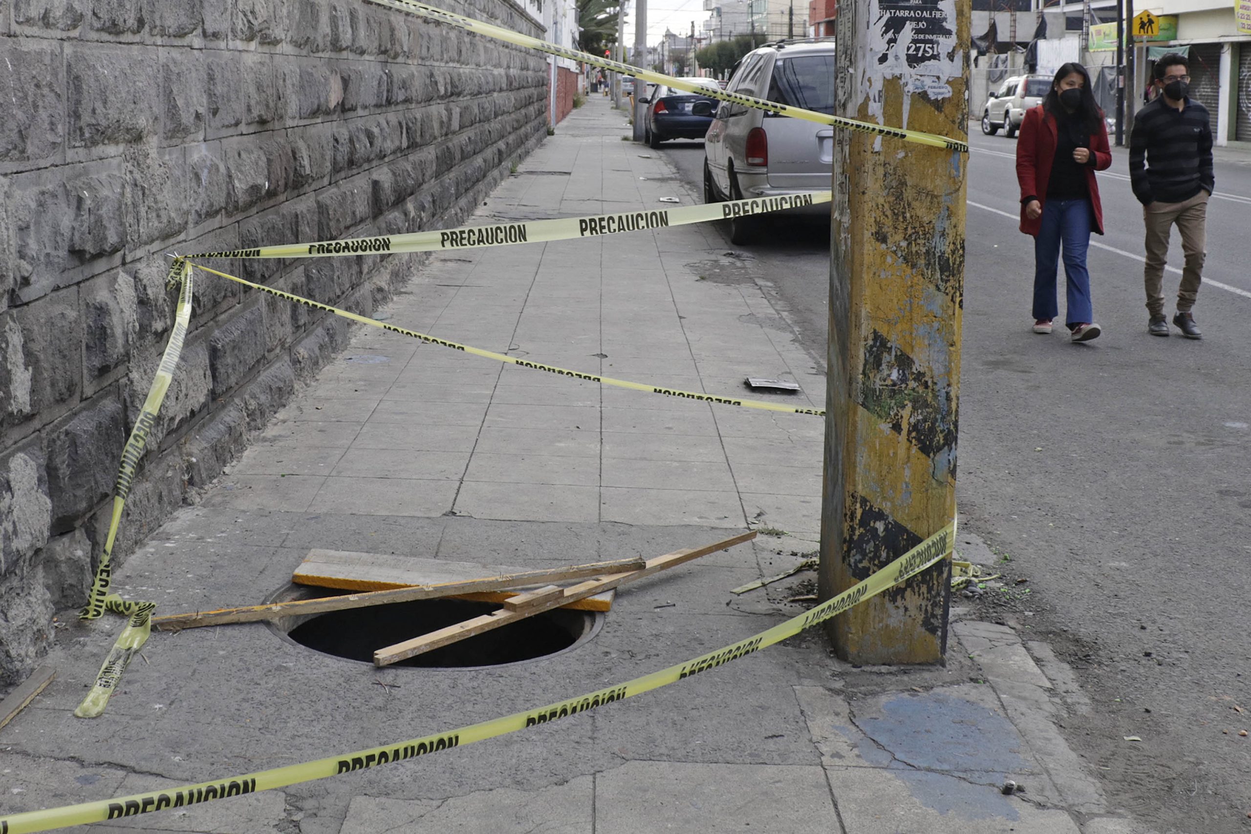Hasta postes y luminarias se roban en Puebla, revela Barbosa