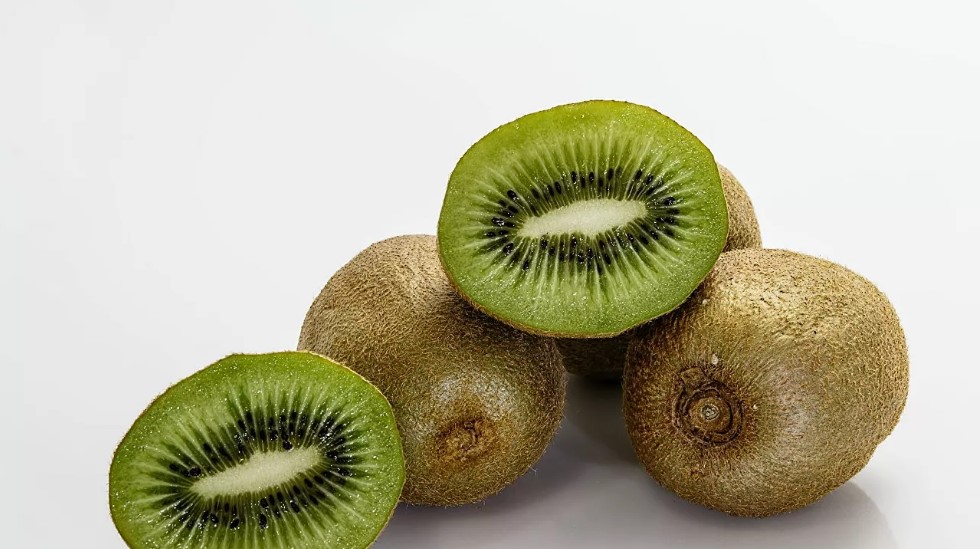 La salud es primero: Cinco beneficios poco conocidos de comer kiwi con cáscara