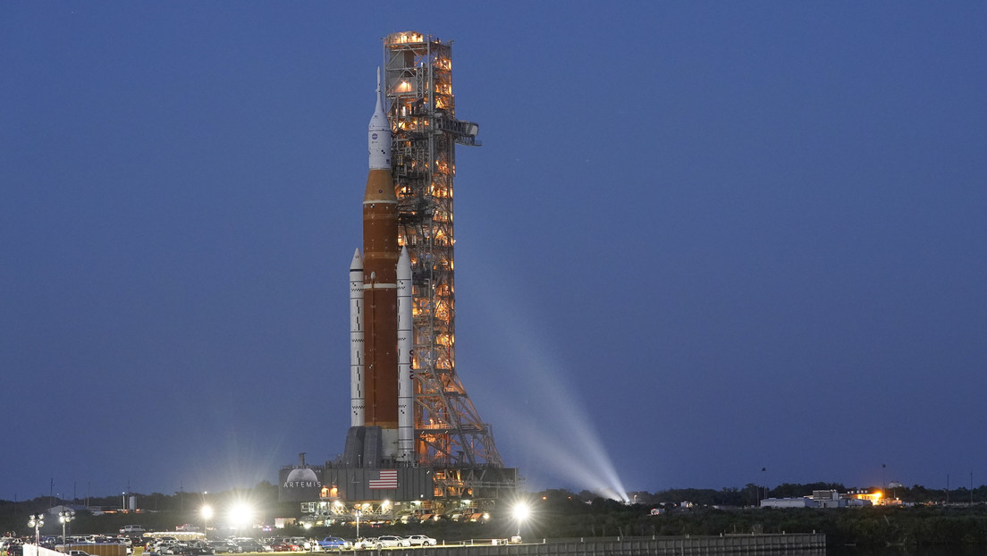 El cohete más potente de la NASA es desplazado hacia la plataforma de lanzamiento para sus pruebas finales