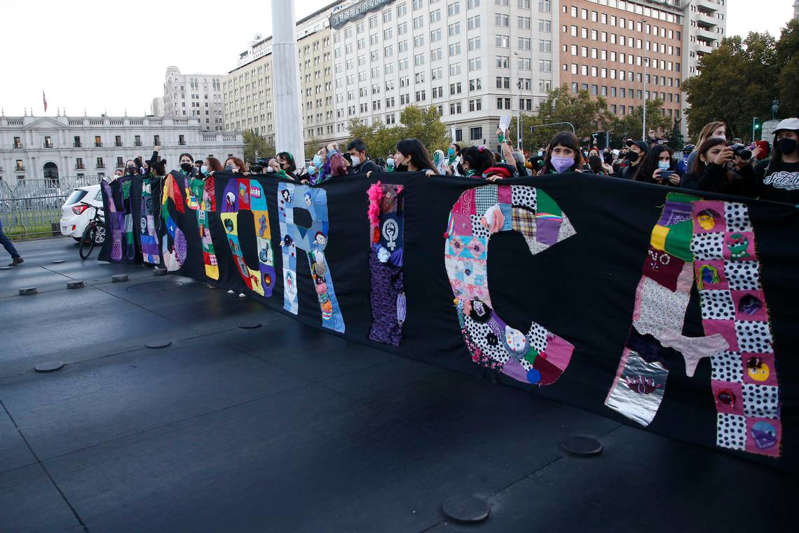 Feministas marcharon hasta el Palacio de La Moneda en el marco de la conmemoración del Día de la Mujer