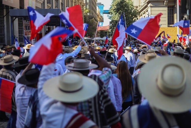 «Trajeron gallinas y las maltrataban para provocar»: Constituyente denunció violencia y acoso a mujeres por parte de «defensores del rodeo y las tradiciones» en protesta frente a la Convención