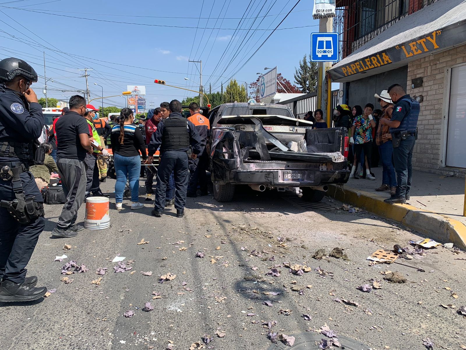 Explota camioneta cargada de pirotecnia en Balcones del Sur