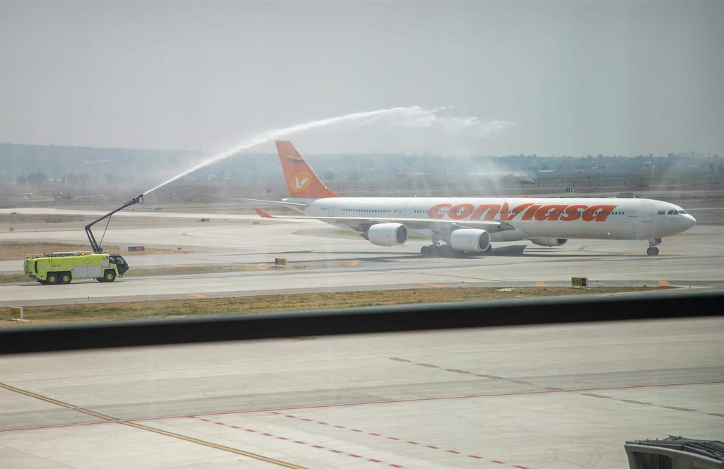 Avión venezolano de Conviasa inauguró vuelos internacionales en el nuevo aeropuerto mexicano de Santa Lucía