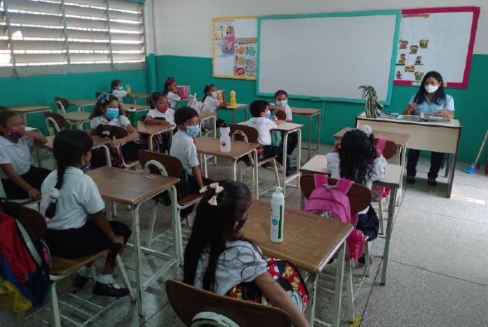 Reinicio de clases presenciales se cumplió en Venezuela con el 97% del personal vacunado