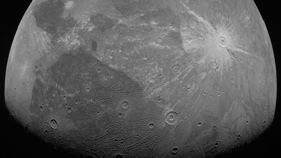 La sonda Juno de la NASA revela enormes cráteres desconocidos y brillantes auroras en la mayor luna de Júpiter: Ganímedes